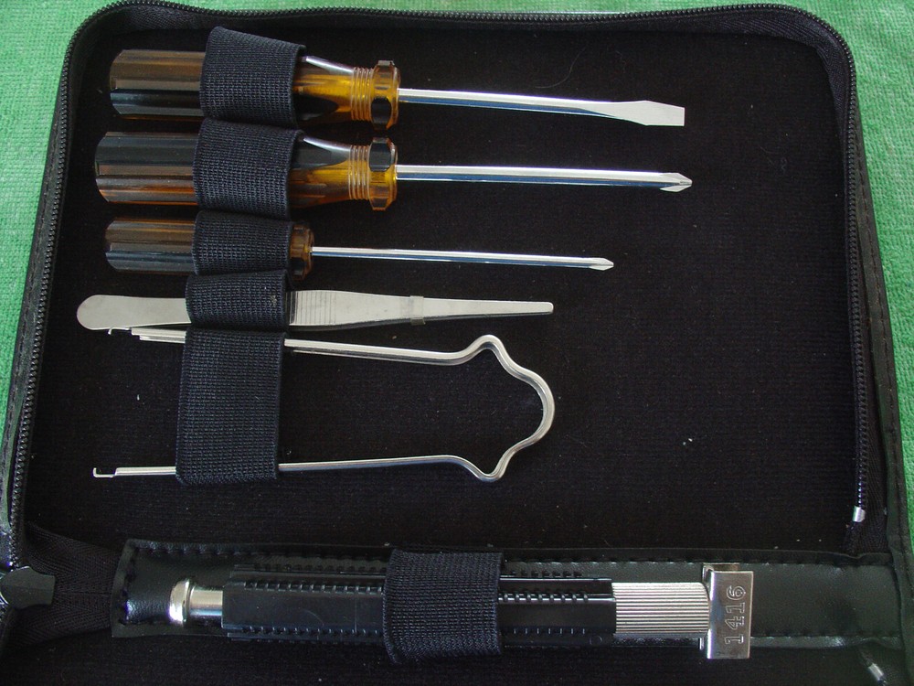 DATA-TECH INSTITUTE COMPUTER SERVICE TOOL KIT 10 PIECES IN ORIGINAL CASE