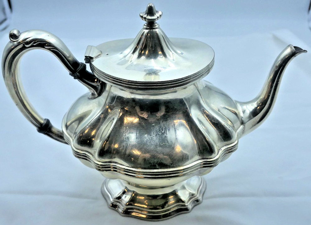 Mid-Century Silver Plate Teapot – Elegant Vintage Serveware