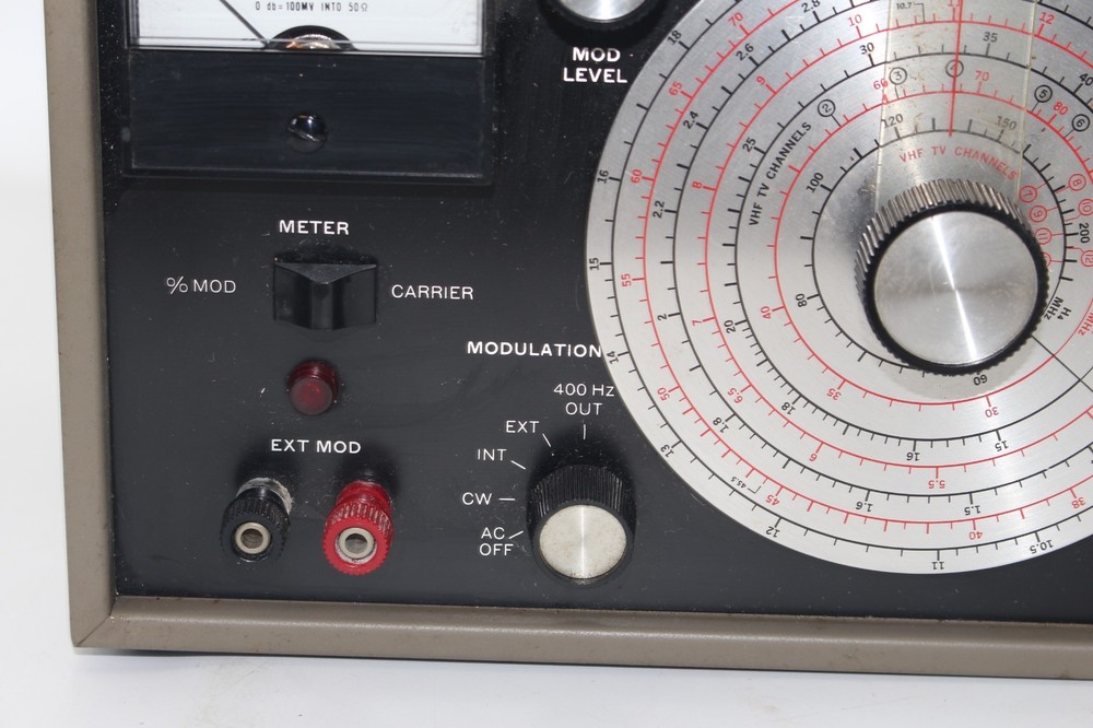 B&K Precision Solid State Model E-200D RF Signal Generator Parts Only Untested