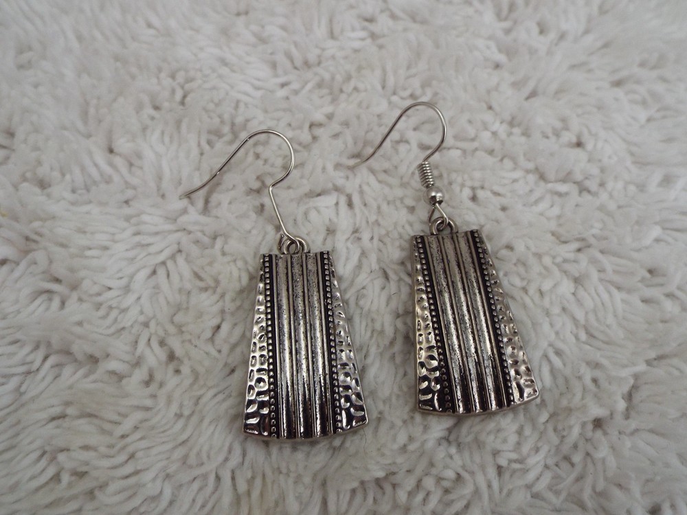 Silvertone Pierced Earrings (D32)