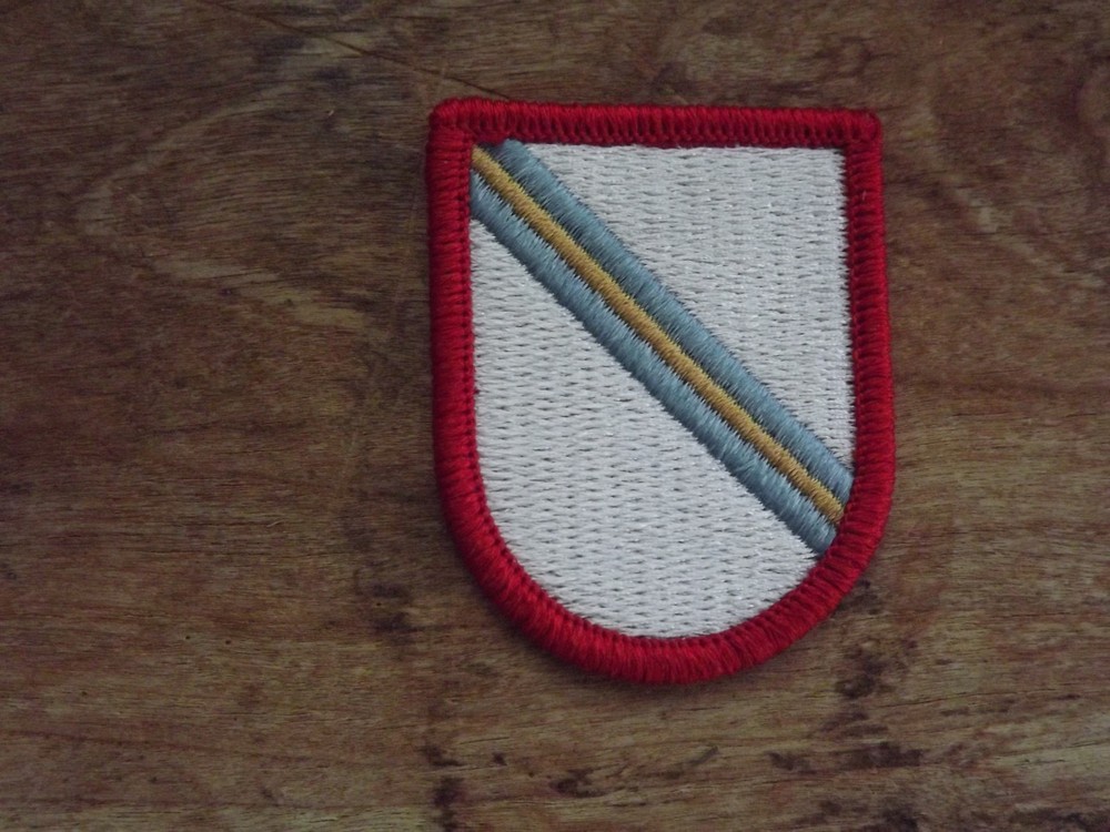 Unidentified Army Beret Flash #4 - INV# C437