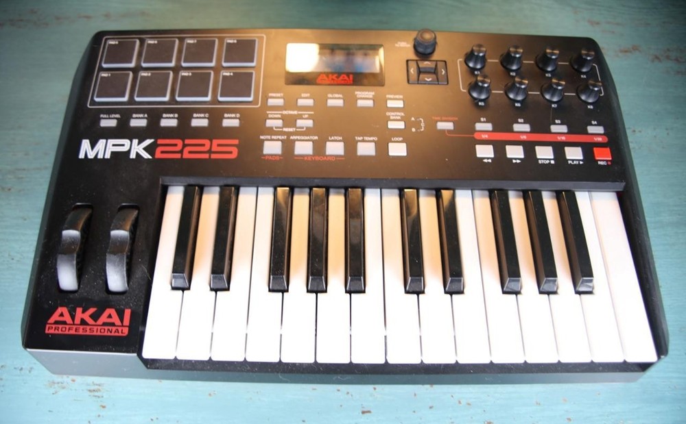 AKAI Professional MPK225 25-Key Keyboard Controller Very Lightly Used!