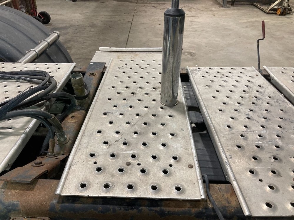 Freightliner CORONADO 14 x 33.5 Deckplate - Used