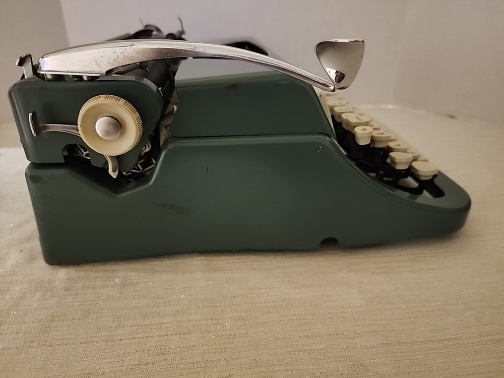 Underwood Universal Quiet Tab Portable Typewriter Blue