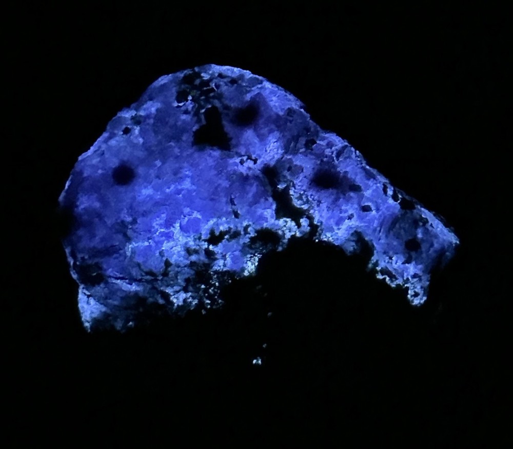 1342 Gr. Fluorescent Phosphorescent Sharp Tenebrescnet Hackmanite, Fluorapatite