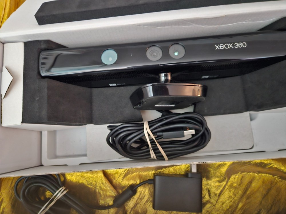 Microsoft KINECT LPF-00004 Motion Sensing Xbox 360 SENSOR + ADVENTURES ! GAME !