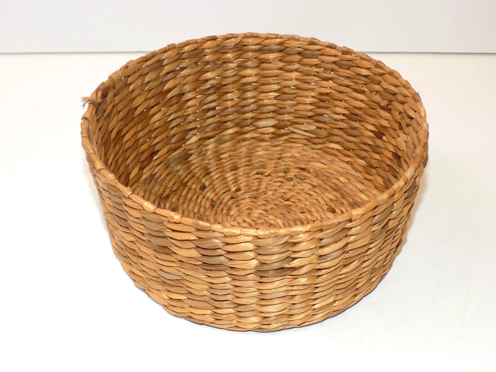 Vintage Grass Straw Basket 7" Diameter Knick Knack Fruit Container Storage