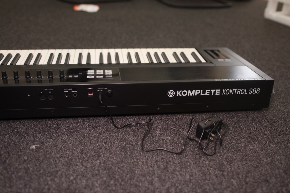 Native Instruments Komplete Kontrol S88 MIDI Keyboard Controller