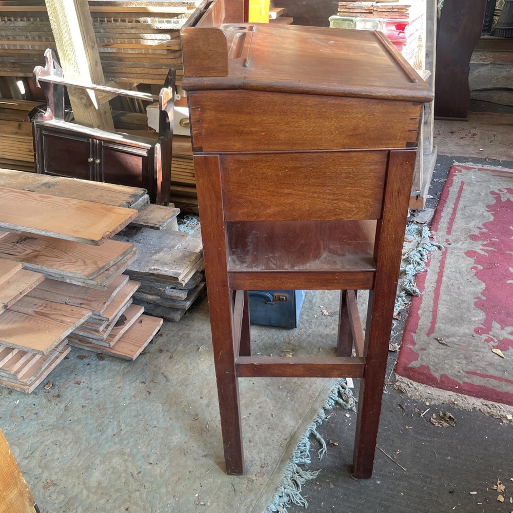 A Lecturn /desk