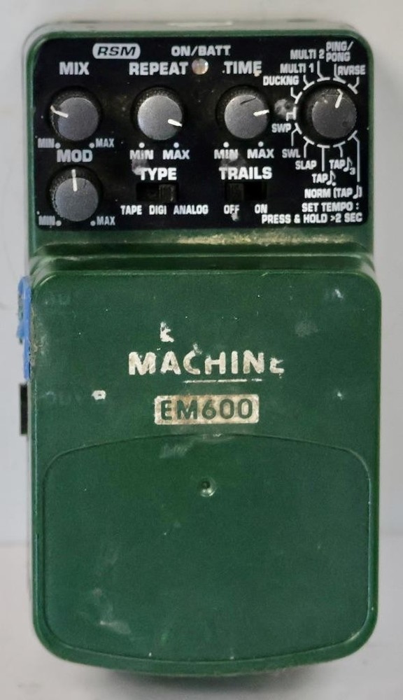 Behringer Echo Machine EM600 Guitar Effects Pedal