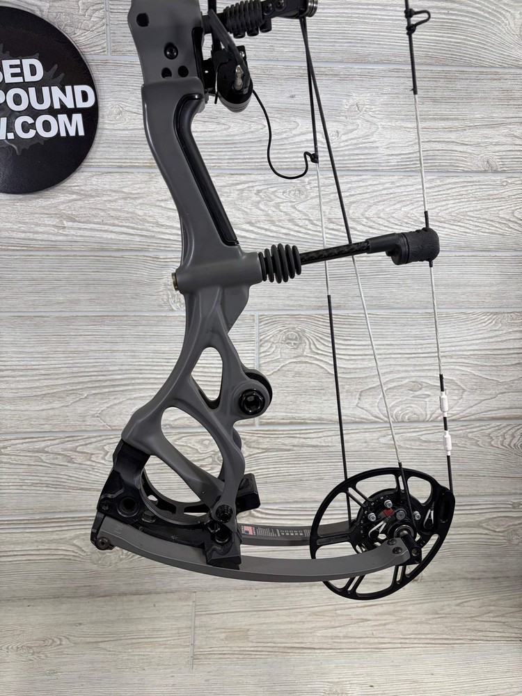 Bowtech Carbon One 60-70# RH Smoke Grey with Gas Bowstrings