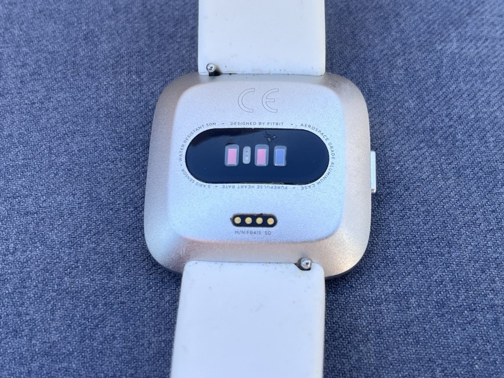 Fitbit Versa Lite FB415 SD Fitness Smartwatch Activity Tracker Silver UNTESTED