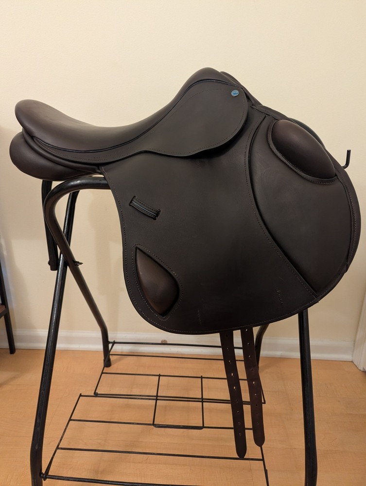 17.5" 2023 County Xcelerator Jump Saddle, N Tree - wool flocked