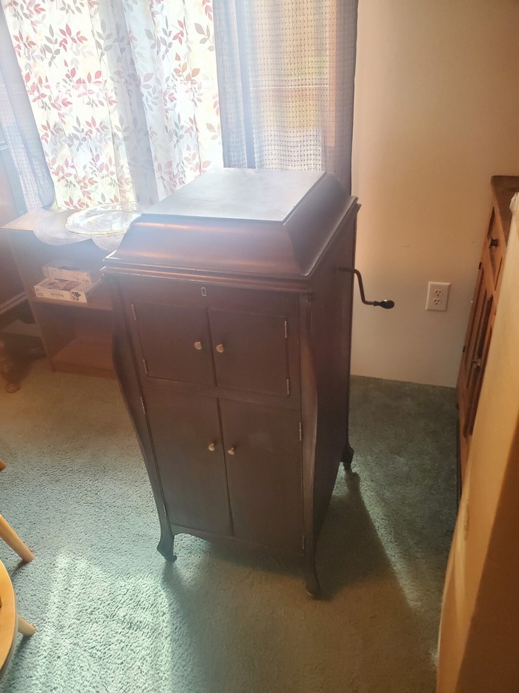 Victor Vietola XI,Record Player