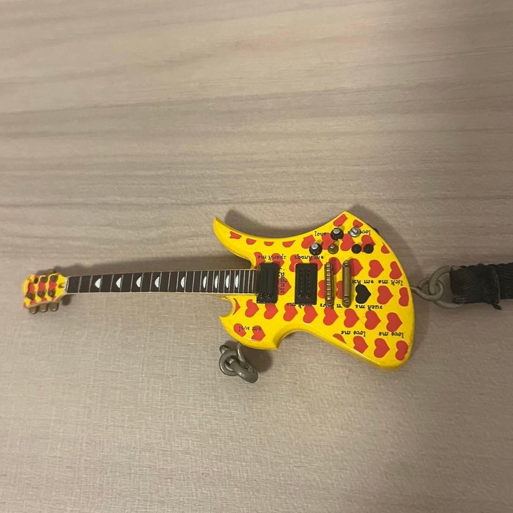 Stylish hide Hide Guitar Heart Keychain Strap