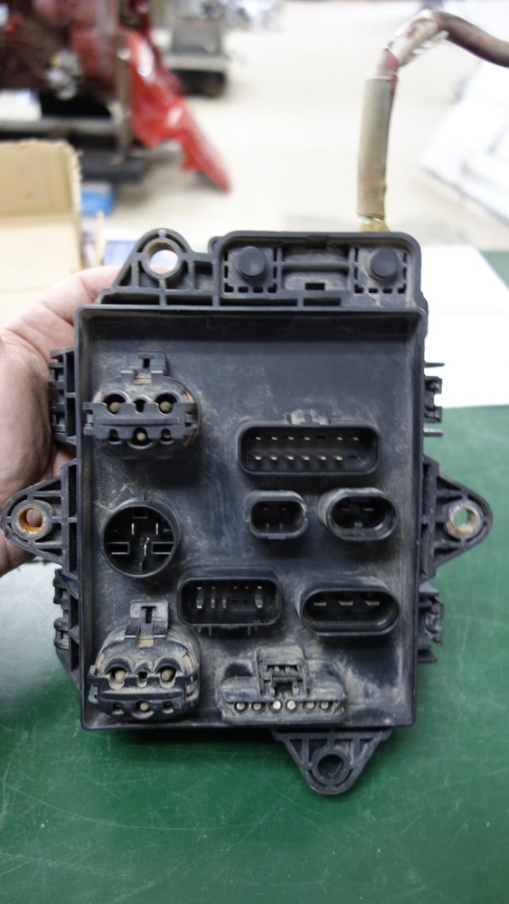 2013 VOLVO VNL FUSE BOX