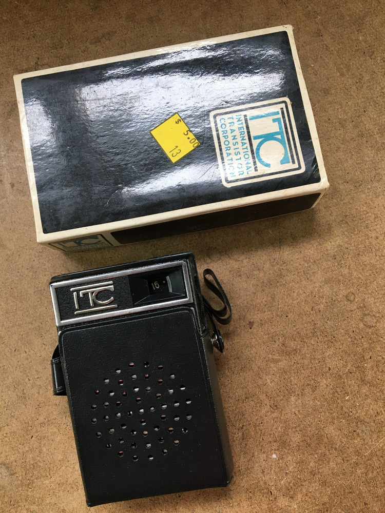 Vintage ITC AM Pocket Radio Solid State 7 Model P70. Working.