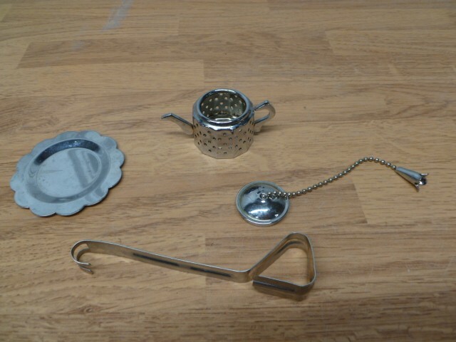 Tea Strainer Steeper Infuser Teapot Shape with Under Plate and hanger