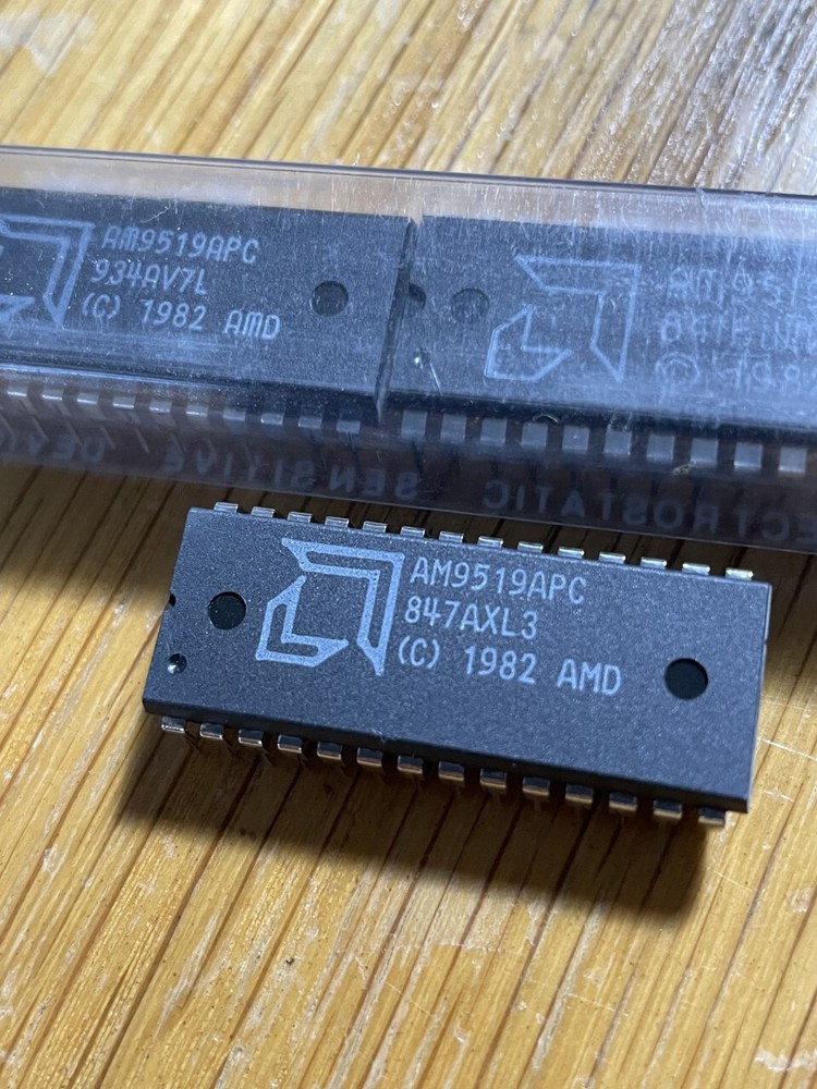AMD AM9519APC 28 pins DIP Programmable Interupt Controller
