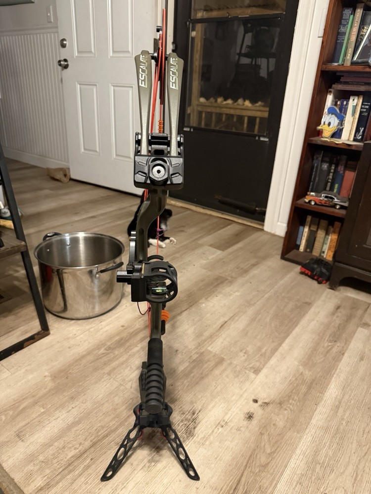 Bear Archery Escalate 70lbs Rt hand