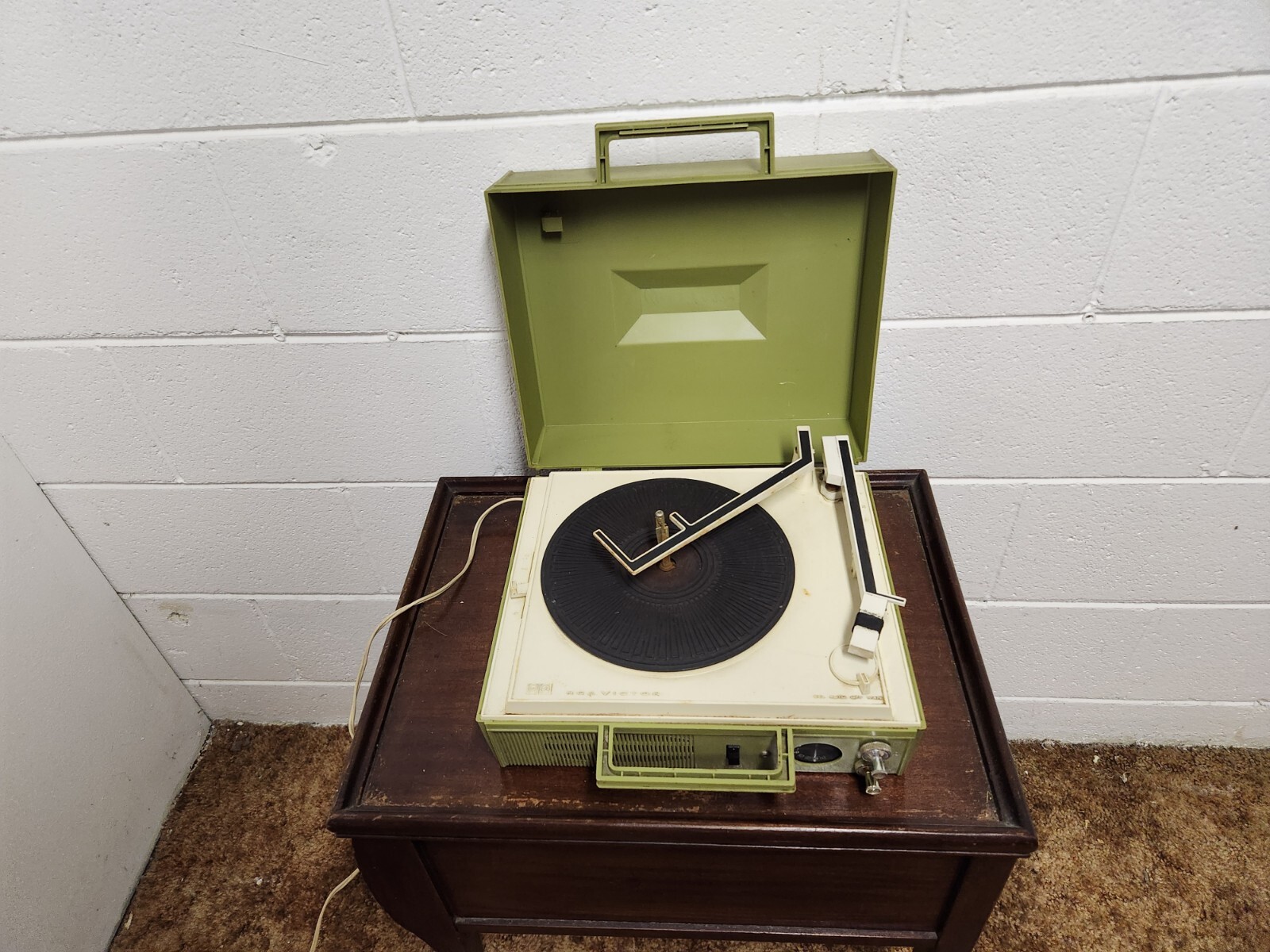 RCA Victor Record Player VLP26G AM Radio Vtg Green Portable PARTS REPAIR BROKEN