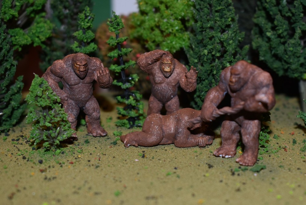 1/48 4 Bigfoot Squatch Different Poses O Scale Ready To Roam Model Train Layout