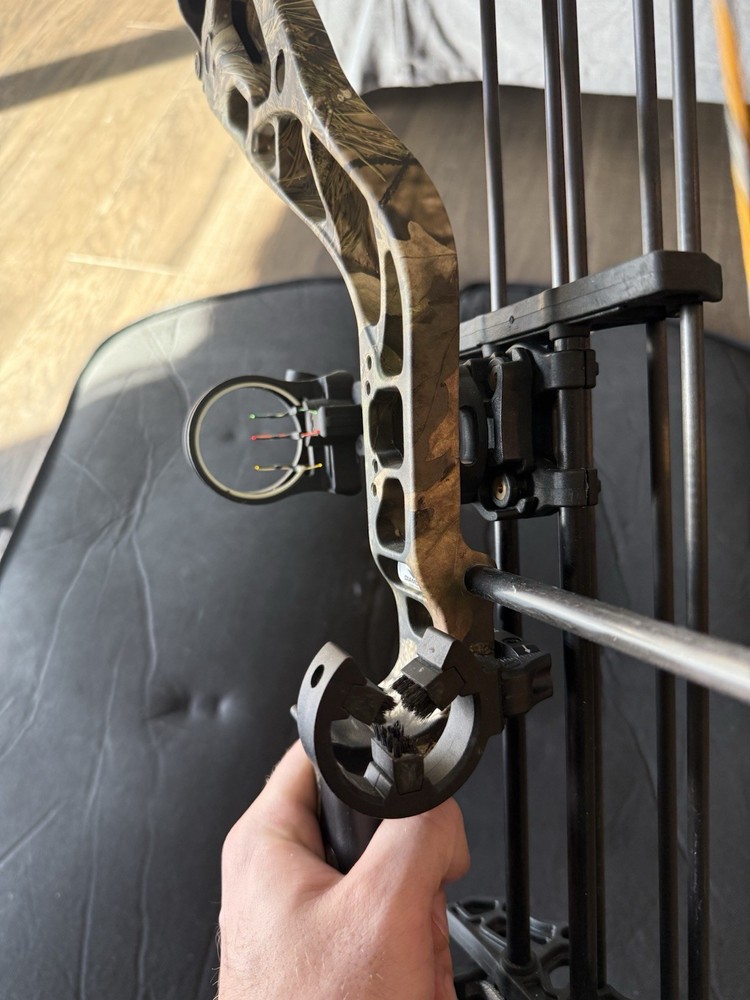 Diamond by Bowtech Complete Starter Bow Package Compound