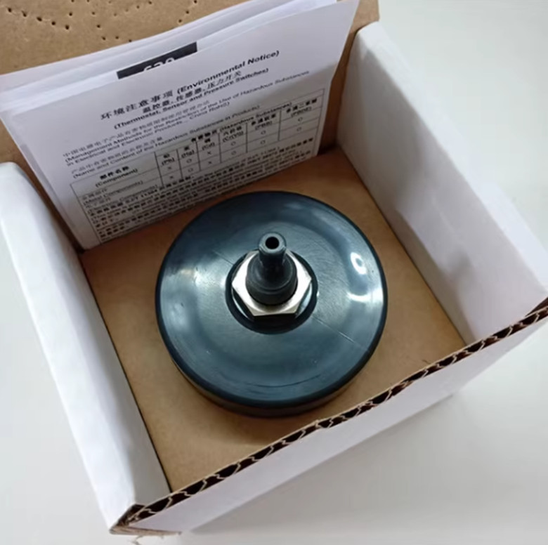 Huba pressure switch 620.9100 2-8MBAR with casing