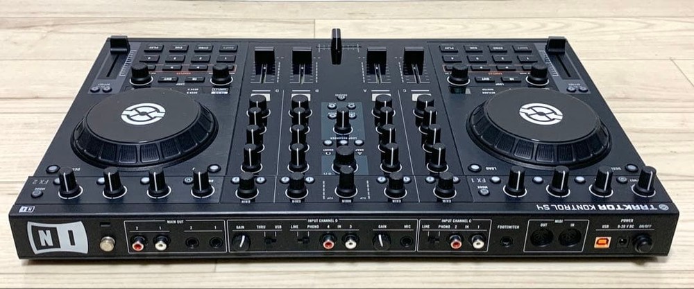 Native Instruments Traktor Kontrol S4 DJ Controller Midi Turntable With case