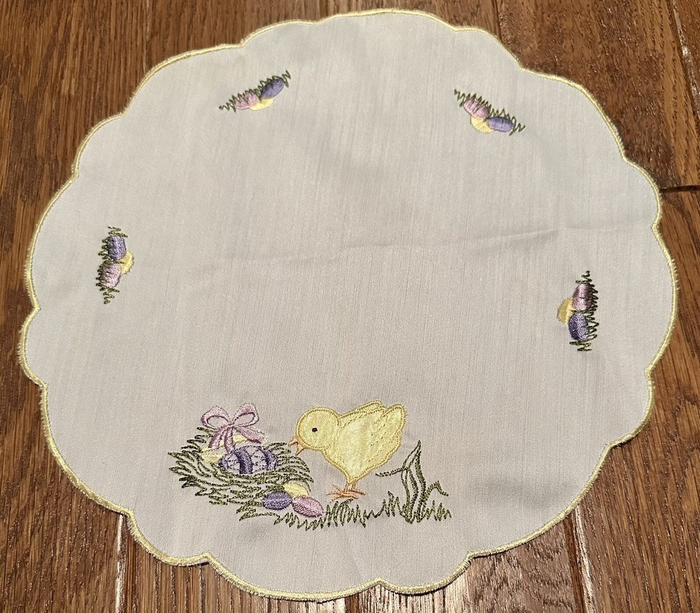 Embroidered Easter Chick, Easter Egg Scalloped Edge Doily *READ*