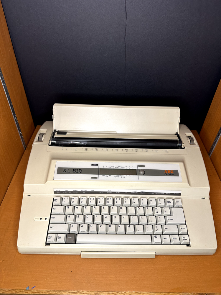 Typewriter Olympia AEG Model XL512 - READ DESCRIPTION