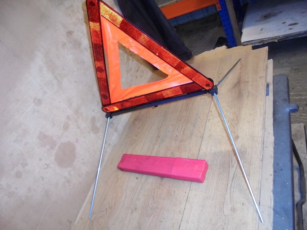 VW VOLKSWAGEN PASSAT 2001 WARNING TRIANGLE WITH CASE