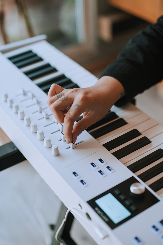 Arturia KeyLab Essential 88 mk3 � 88 key USB MIDI Controller Keyboard with An...