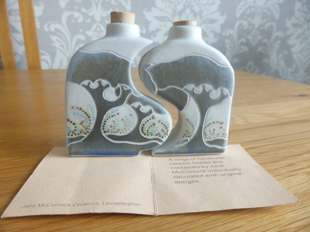 JANE MCCORMACK LEICESTERSHIRE : INTERLOCKING CERAMIC BOTTLES