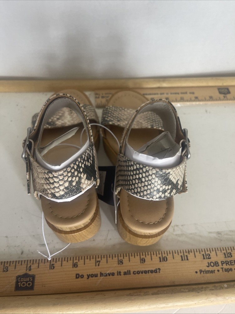 Universal tread sandals Size 5