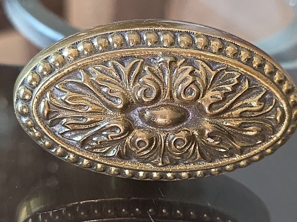 ANTIQUE AUTHENTIC RARE VICTORIAN SOLID BRASS FANCY CAST OVAL BRASS KNOB PULL