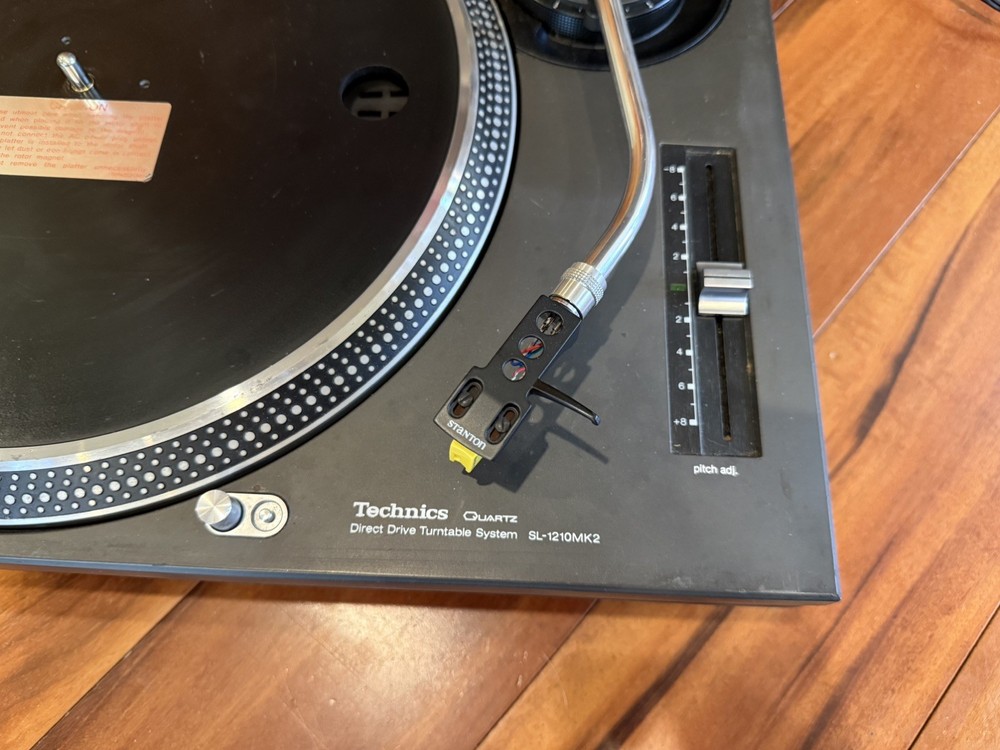 Technics Quartz Direct Drive Turntable System SL-1210MK2