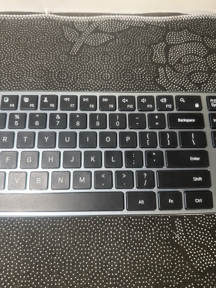 Premium slim layout with number pad + USB dongles – includes charging cable