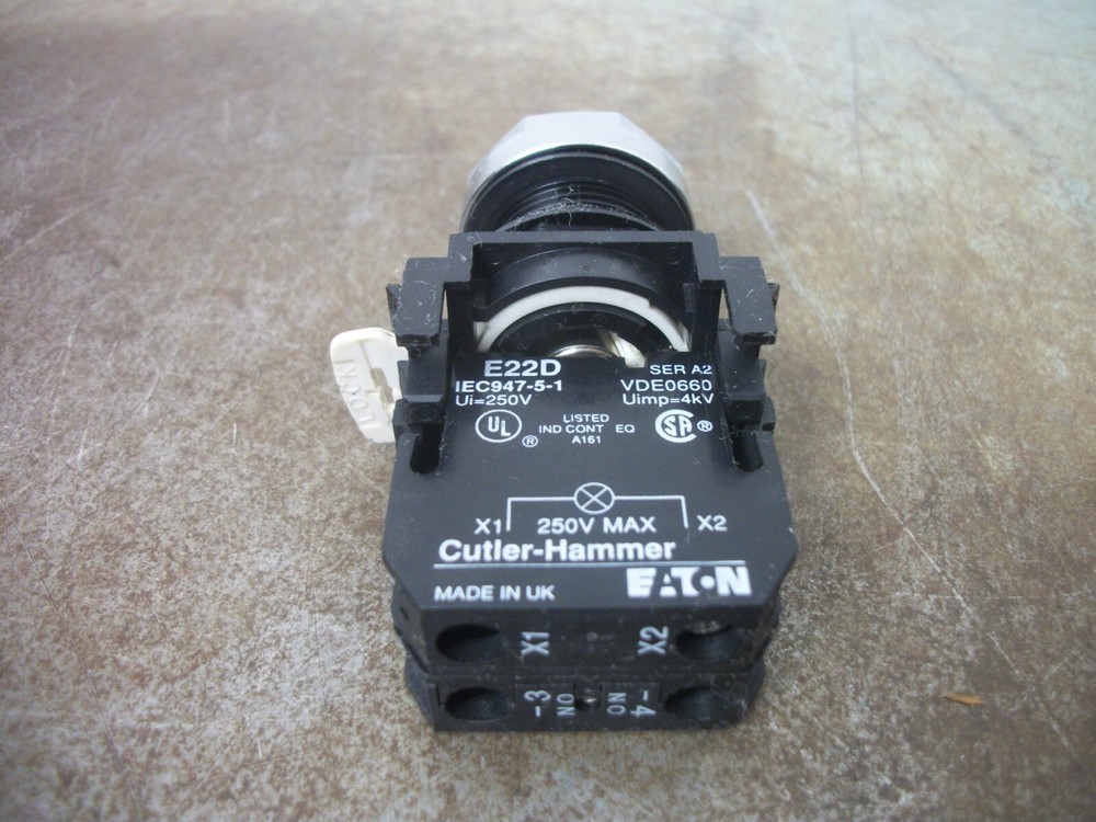 CUTLER-HAMMER GREEN ILLUMINATED 3-POS SPRING RETURN/MAINTAINED SELECTOR SWITCH