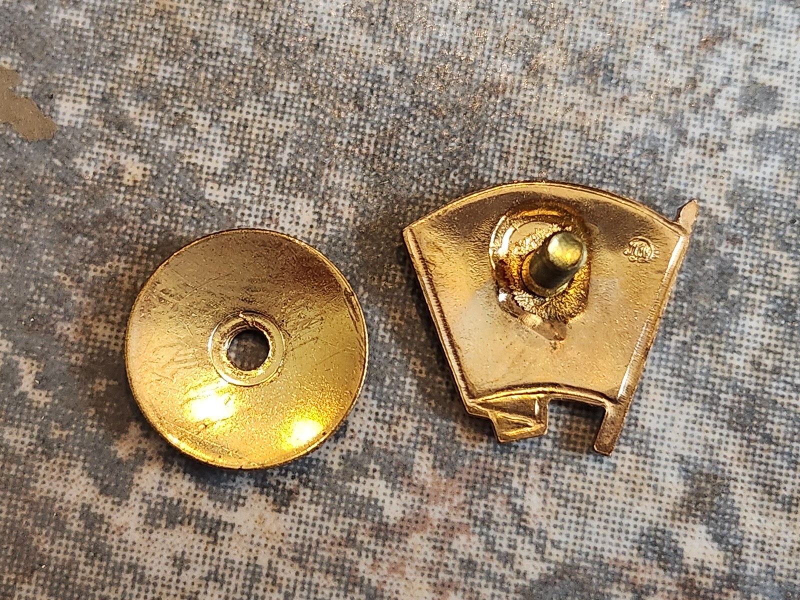 Russia USSR Vladimir Lenin Komsomol Leninist Communist Youth League Badge Pin