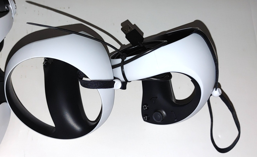 PlayStation VR2 Virtual Reality Headset with 2 Controllers PS5