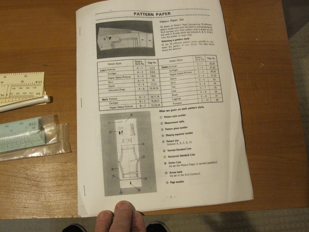 Silver Reed Singer Studio Knitting Machine Knit Radar KR-7 with Patterns, Extra