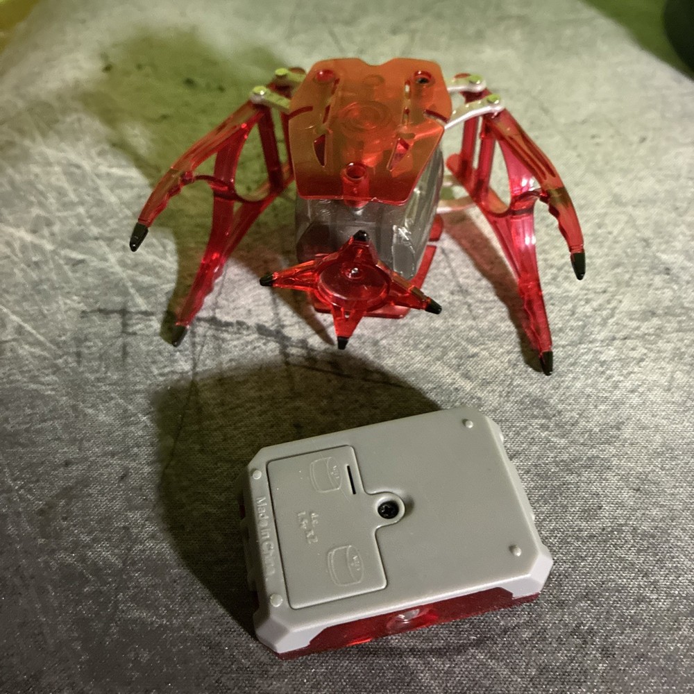 MASSIVE HEXBUG LOT, 15 Different Bots Included Track, Two Warrior Bots Remotes