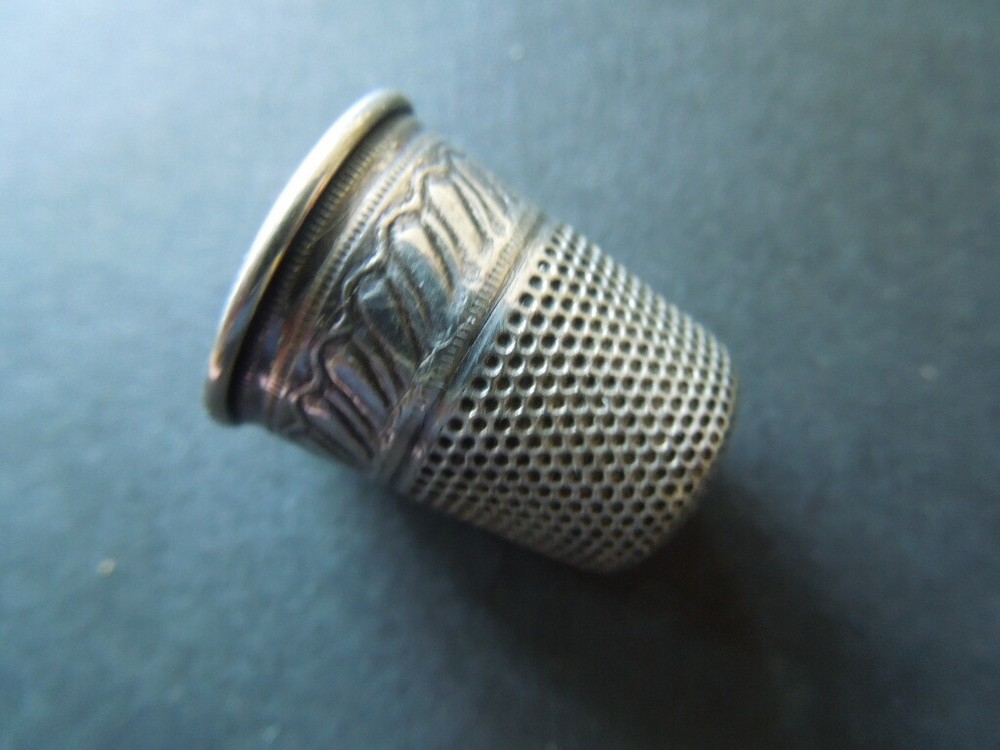K203 ANTIQUE SILVER THIMBLE SEE DESCRIPTION