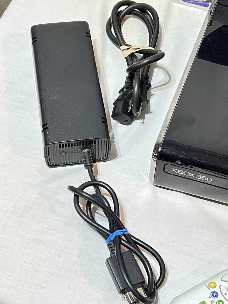 XBOX 360 SYSTEM, GAMES, KINECT SENSOR, XBOX 360 REMOTE CONTROLE EXCELLENT SHAPE