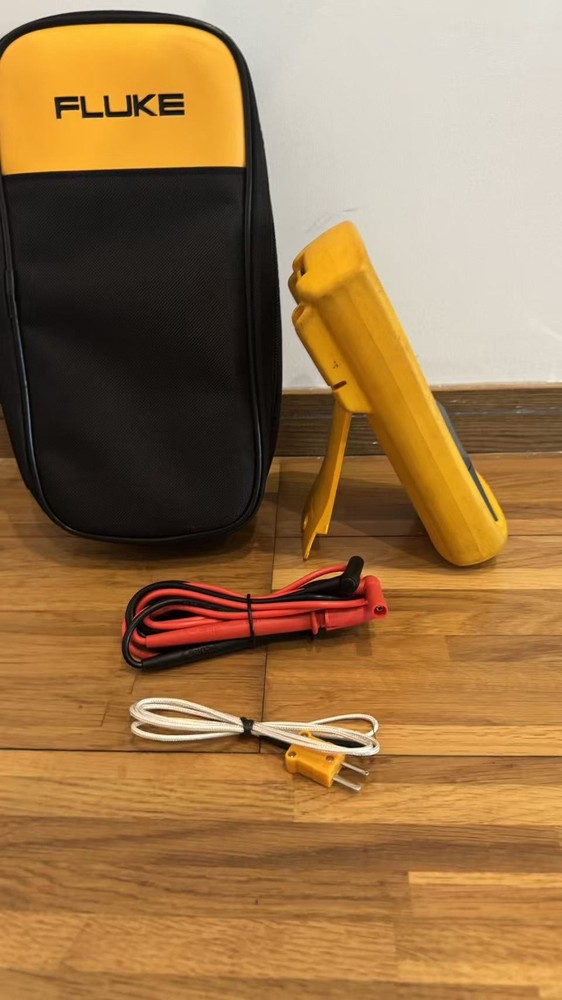 Fluke 714 Thermocouple Temperature Calibrator