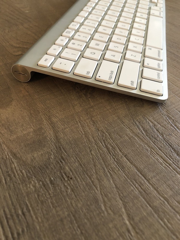 Apple A1314 Bluetooth Wireless Silver Keyboard Perfect Working Order.