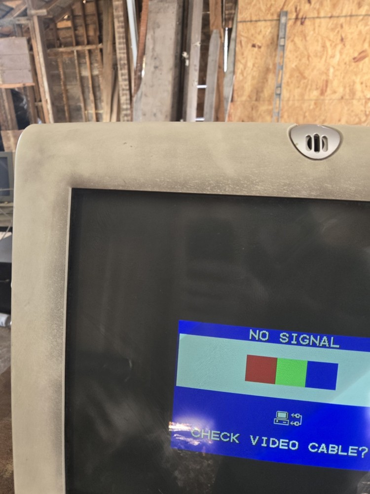 2000 Compaq Original Vintage Model MV740. 17"