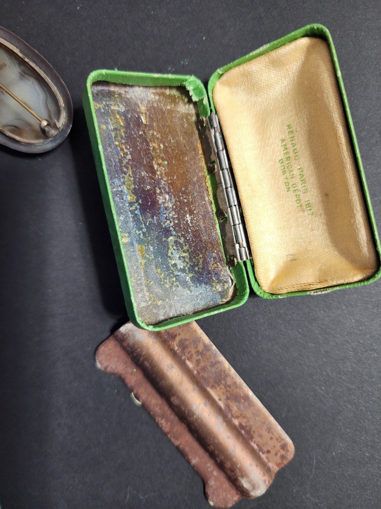 Stunning Antique Translucent Banded Agate Brooch