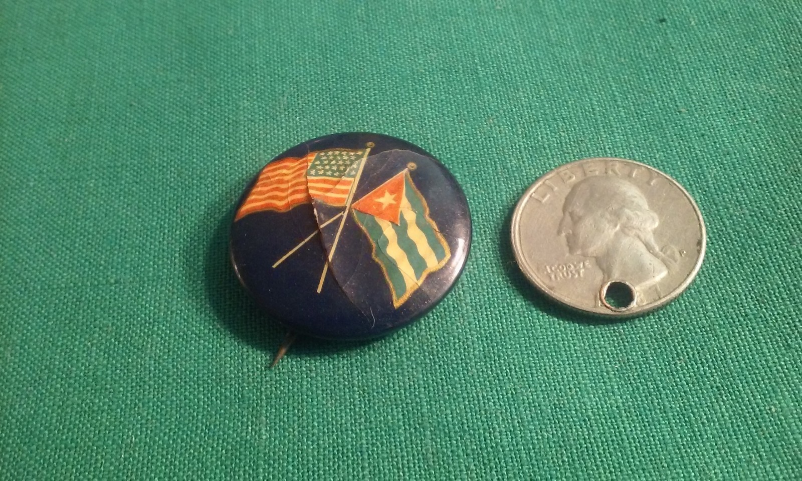 1896 AMERICA & CUBA Crossed Flags 1.25" celluloid pinback Spanish American War